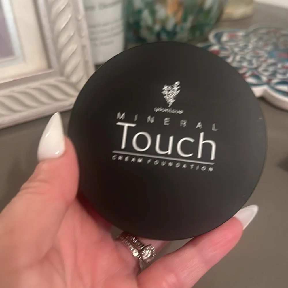 Younique foundation. - Picture 6 of 6